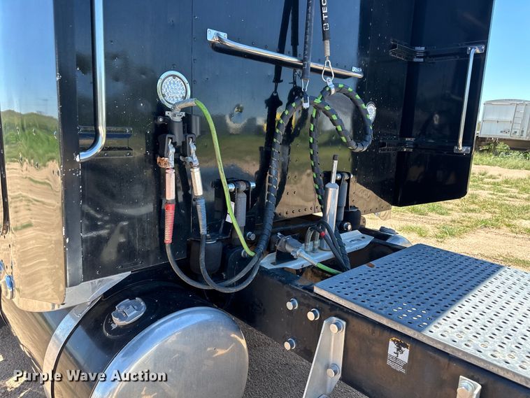 image for item OI9077 2000 Peterbilt 379 EXHD semi truck