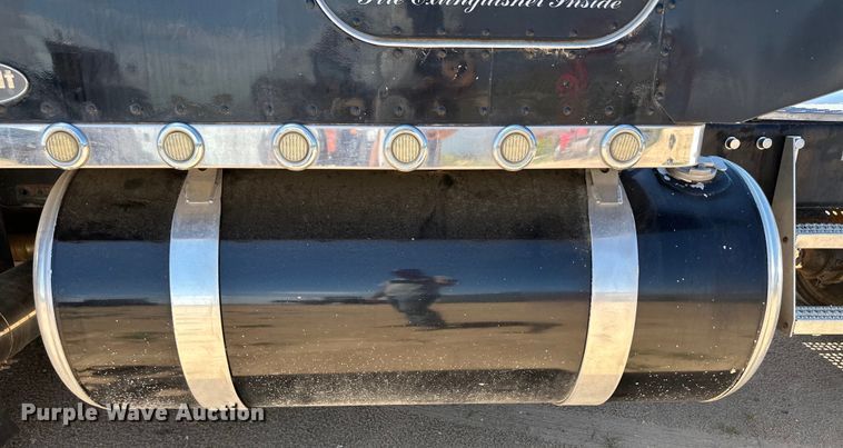 image for item OI9077 2000 Peterbilt 379 EXHD semi truck