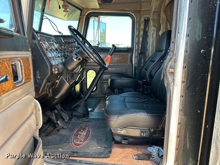 image for item OI9077 2000 Peterbilt 379 EXHD semi truck