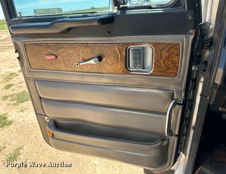 image for item OI9077 2000 Peterbilt 379 EXHD semi truck