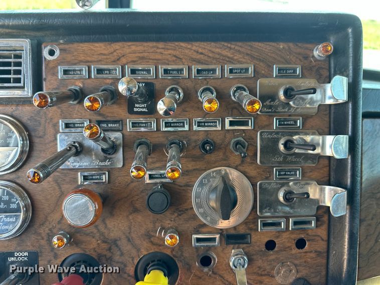 image for item OI9077 2000 Peterbilt 379 EXHD semi truck