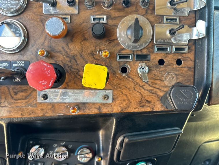 image for item OI9077 2000 Peterbilt 379 EXHD semi truck