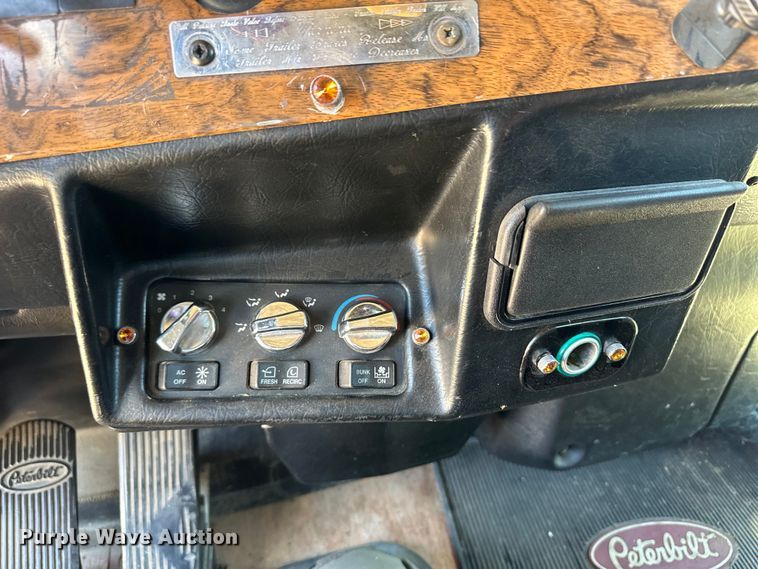 image for item OI9077 2000 Peterbilt 379 EXHD semi truck