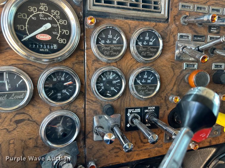 image for item OI9077 2000 Peterbilt 379 EXHD semi truck