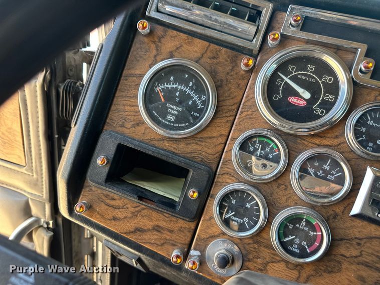 image for item OI9077 2000 Peterbilt 379 EXHD semi truck