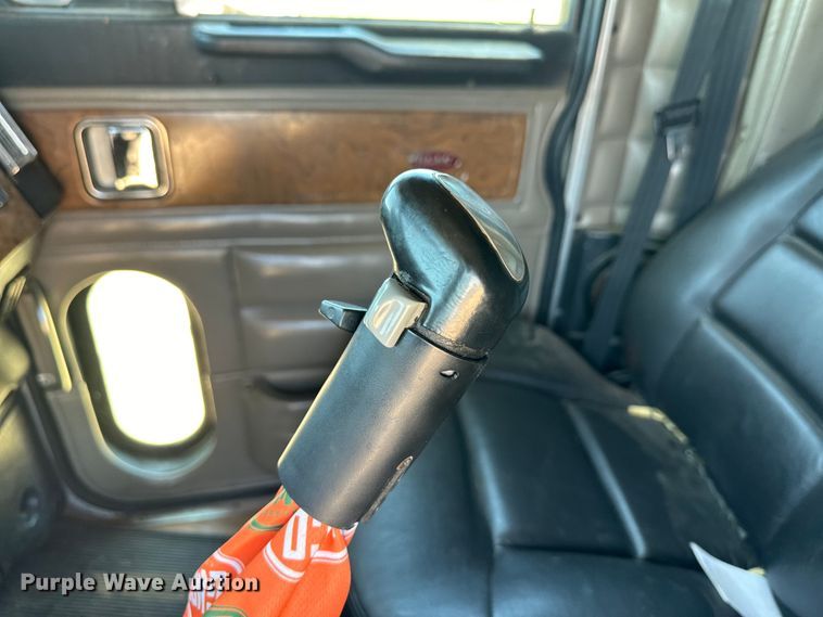 image for item OI9077 2000 Peterbilt 379 EXHD semi truck