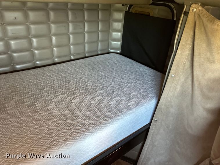 image for item OI9077 2000 Peterbilt 379 EXHD semi truck