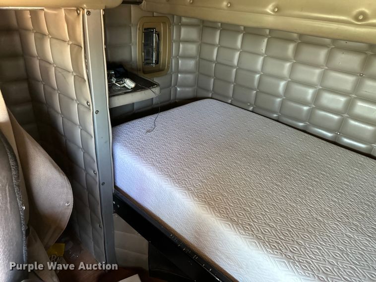 image for item OI9077 2000 Peterbilt 379 EXHD semi truck