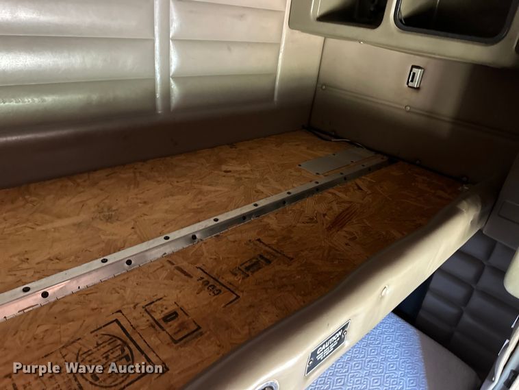 image for item OI9077 2000 Peterbilt 379 EXHD semi truck