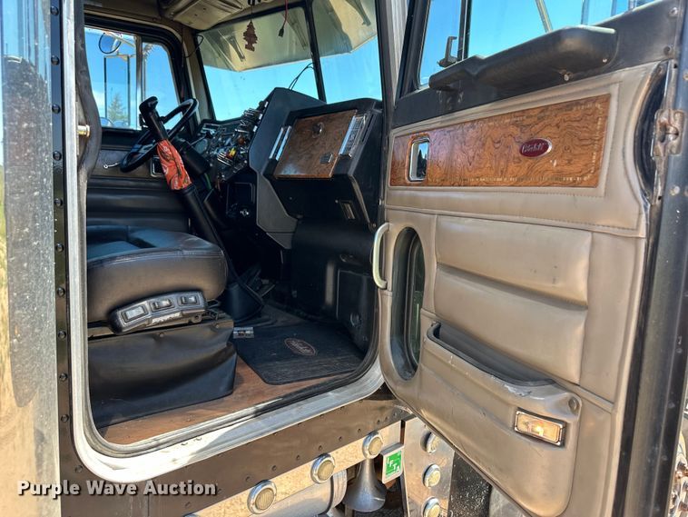 image for item OI9077 2000 Peterbilt 379 EXHD semi truck