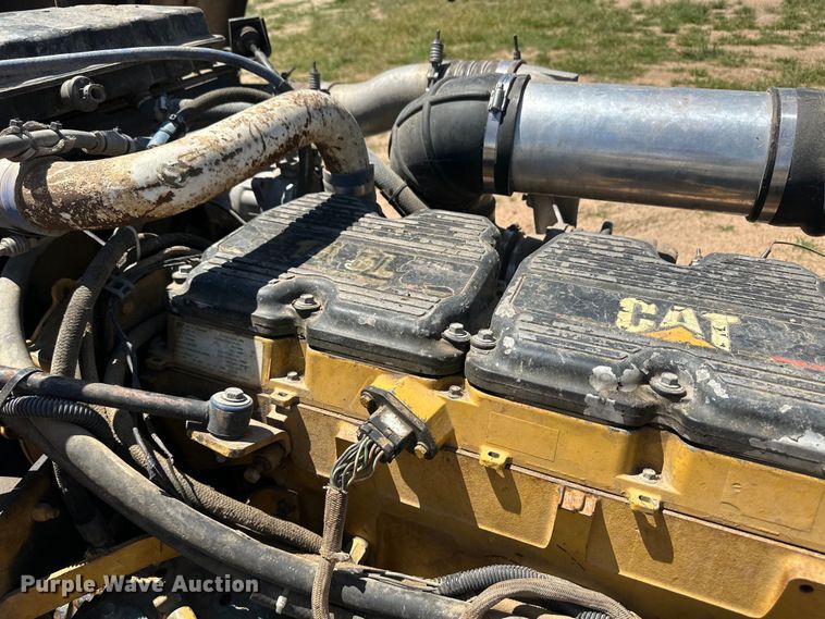 image for item OI9077 2000 Peterbilt 379 EXHD semi truck