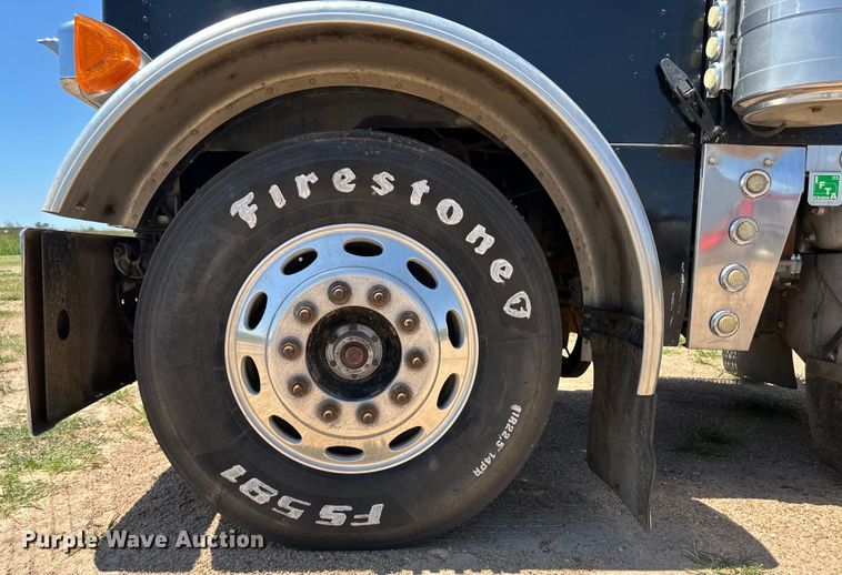 image for item OI9077 2000 Peterbilt 379 EXHD semi truck