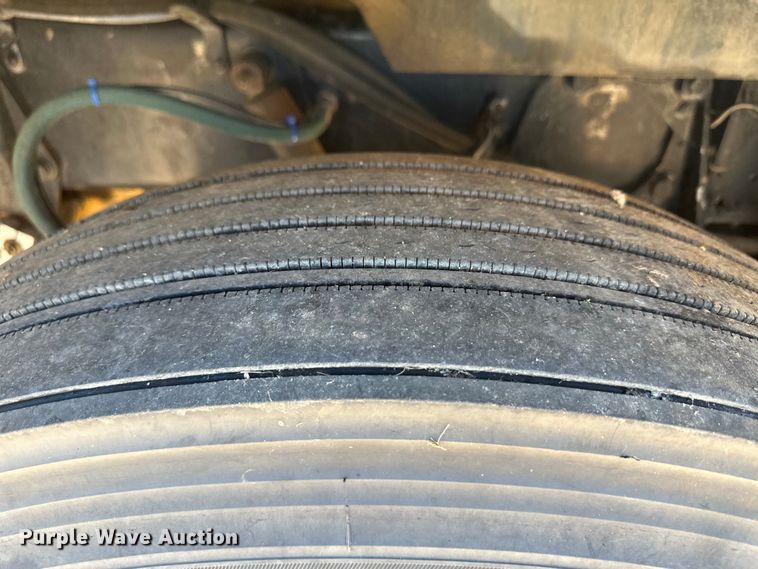 image for item OI9077 2000 Peterbilt 379 EXHD semi truck