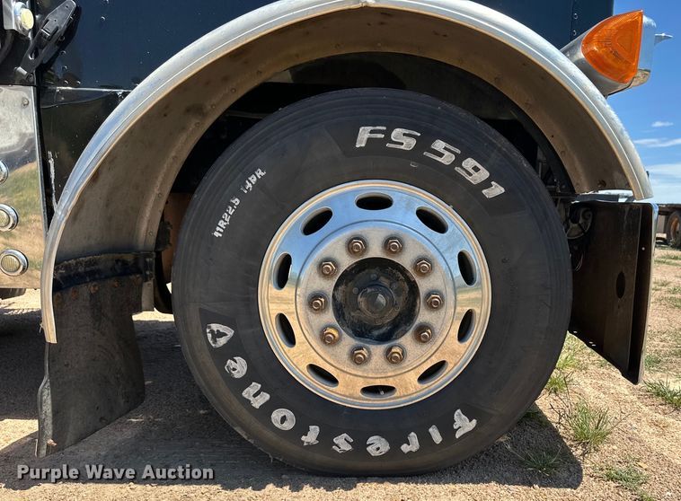 image for item OI9077 2000 Peterbilt 379 EXHD semi truck