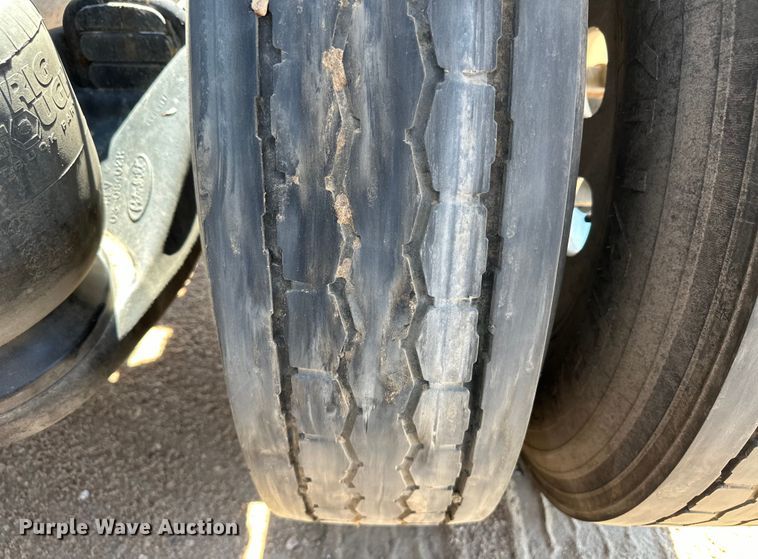 image for item OI9077 2000 Peterbilt 379 EXHD semi truck