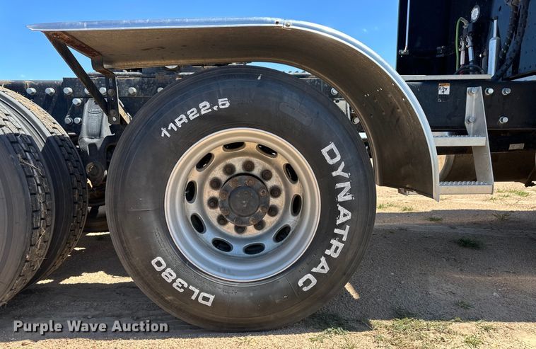 image for item OI9077 2000 Peterbilt 379 EXHD semi truck