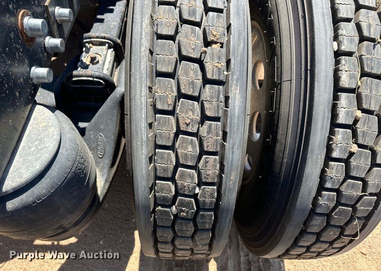 image for item OI9077 2000 Peterbilt 379 EXHD semi truck