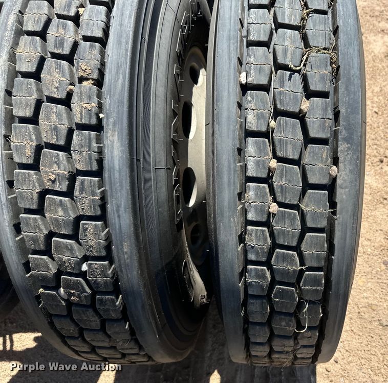 image for item OI9077 2000 Peterbilt 379 EXHD semi truck