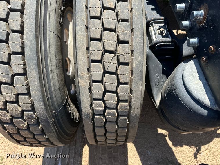 image for item OI9077 2000 Peterbilt 379 EXHD semi truck