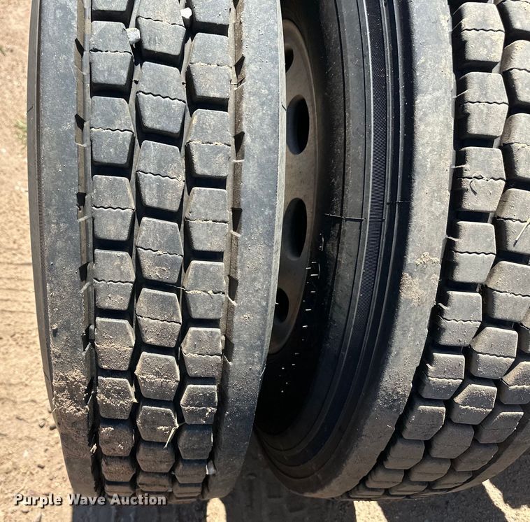 image for item OI9077 2000 Peterbilt 379 EXHD semi truck