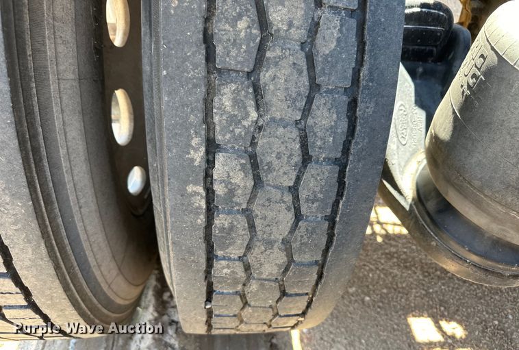 image for item OI9077 2000 Peterbilt 379 EXHD semi truck