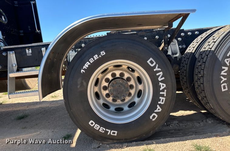 image for item OI9077 2000 Peterbilt 379 EXHD semi truck