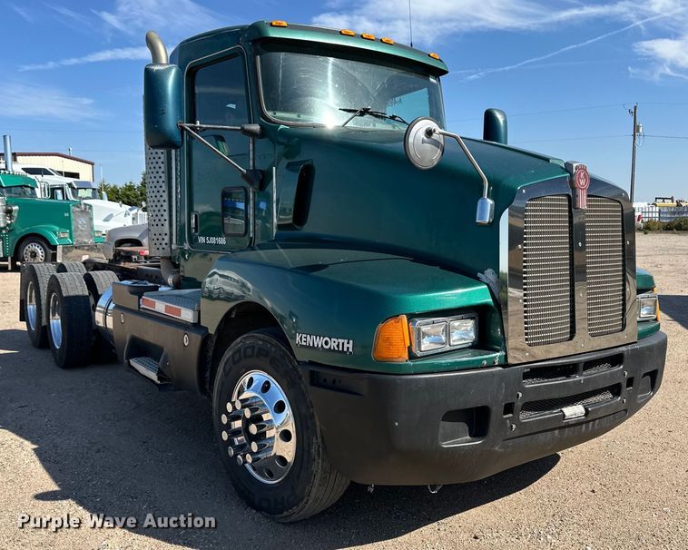 image for item OM9564 2005 Kenworth T600 semi truck