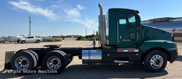image for item OM9564 2005 Kenworth T600 semi truck