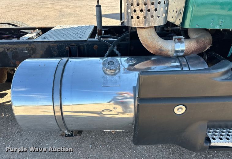 image for item OM9564 2005 Kenworth T600 semi truck