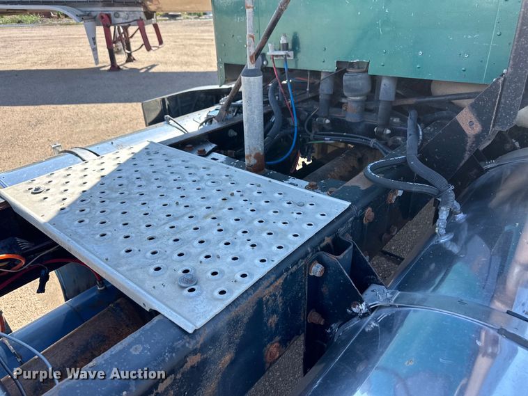 image for item OM9564 2005 Kenworth T600 semi truck