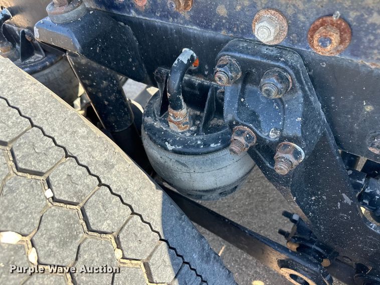 image for item OM9564 2005 Kenworth T600 semi truck