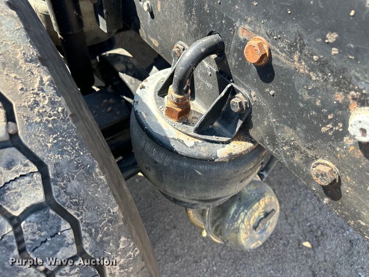 image for item OM9564 2005 Kenworth T600 semi truck