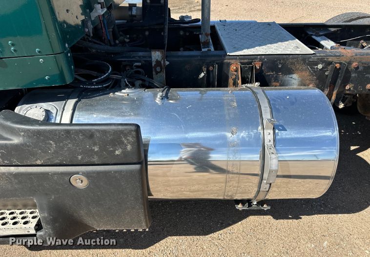 image for item OM9564 2005 Kenworth T600 semi truck