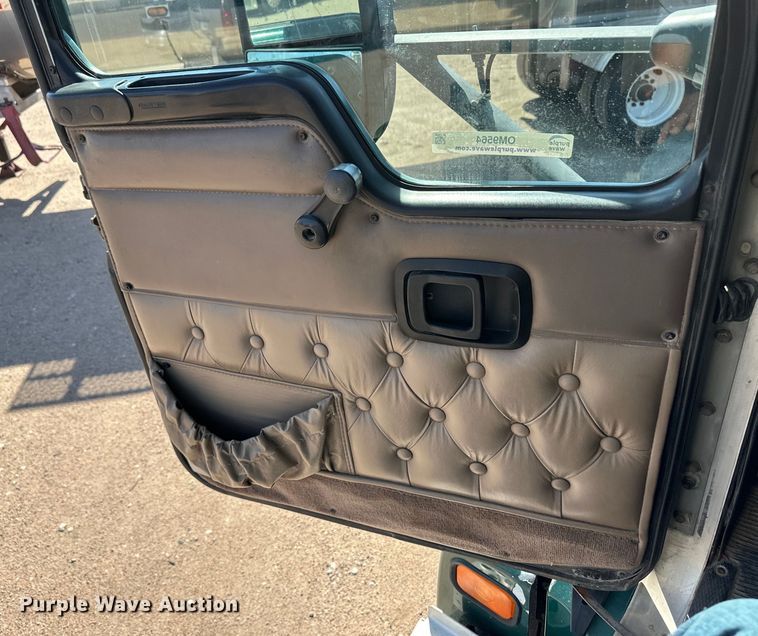 image for item OM9564 2005 Kenworth T600 semi truck