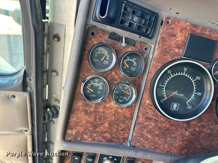 image for item OM9564 2005 Kenworth T600 semi truck