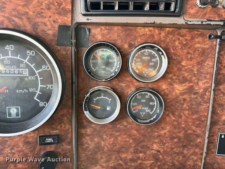 image for item OM9564 2005 Kenworth T600 semi truck