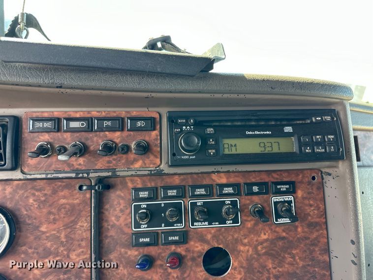 image for item OM9564 2005 Kenworth T600 semi truck