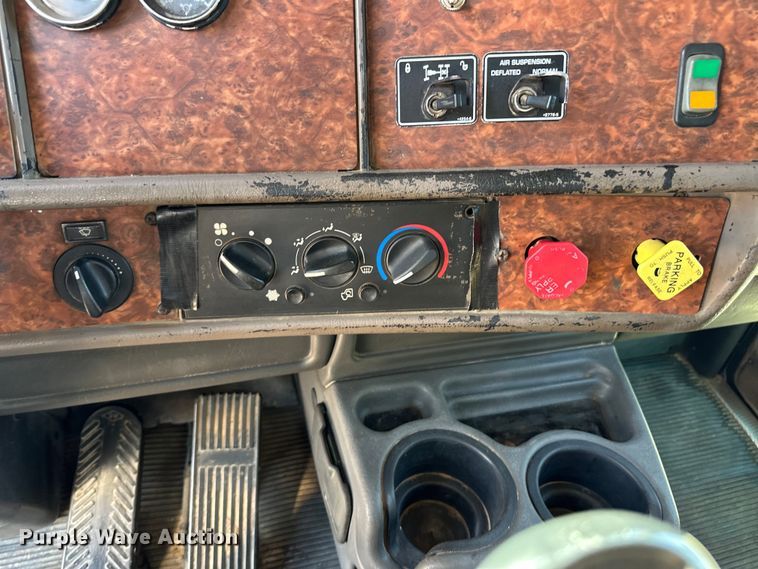 image for item OM9564 2005 Kenworth T600 semi truck