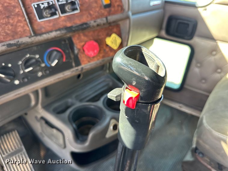 image for item OM9564 2005 Kenworth T600 semi truck