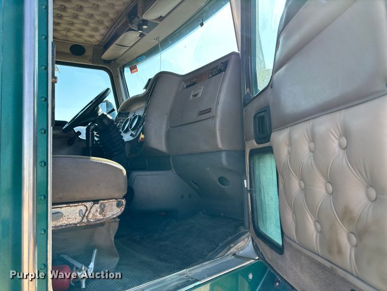 image for item OM9564 2005 Kenworth T600 semi truck