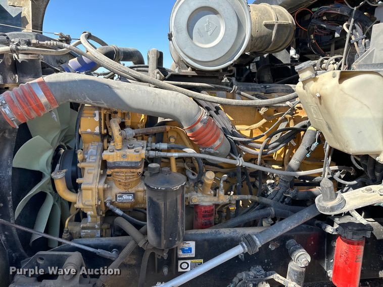 image for item OM9564 2005 Kenworth T600 semi truck