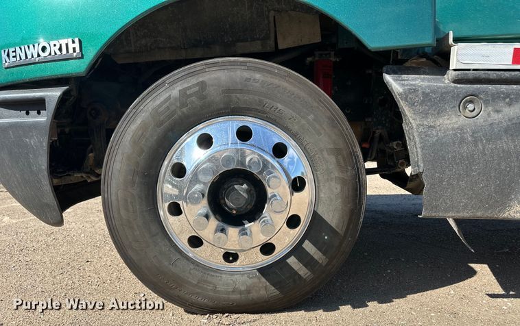 image for item OM9564 2005 Kenworth T600 semi truck