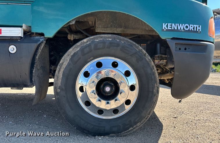 image for item OM9564 2005 Kenworth T600 semi truck