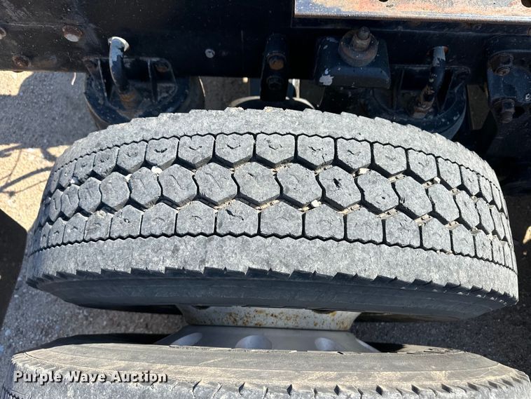 image for item OM9564 2005 Kenworth T600 semi truck