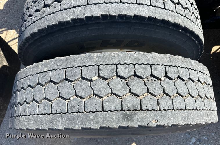 image for item OM9564 2005 Kenworth T600 semi truck