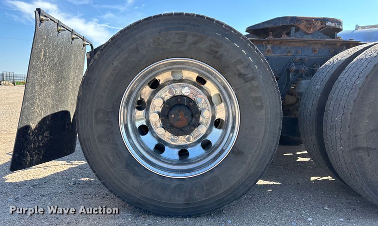 image for item OM9564 2005 Kenworth T600 semi truck