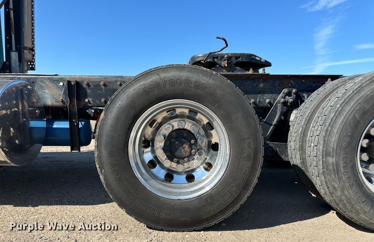 image for item OM9564 2005 Kenworth T600 semi truck