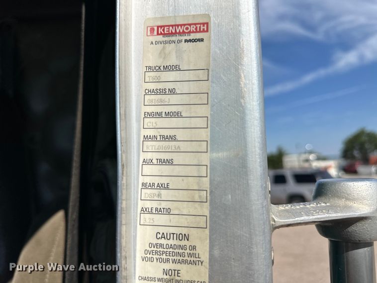 image for item OM9564 2005 Kenworth T600 semi truck