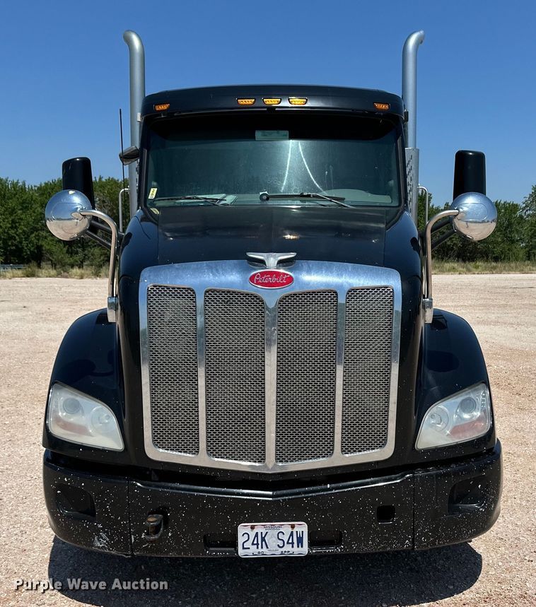 image for item OM9590 2014 Peterbilt 579 semi truck