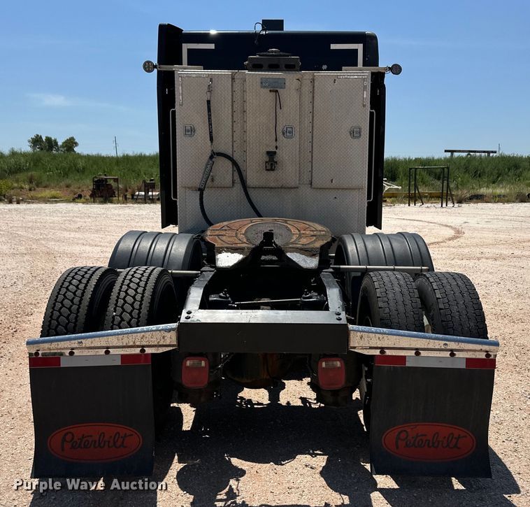 image for item OM9590 2014 Peterbilt 579 semi truck